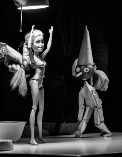 zdjęcie lalek teatralnych podczas próby spektaklu pinok i barbie
